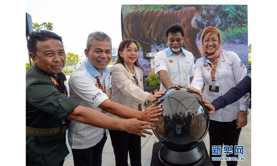 3月17日，在马来西亚吉隆坡，马来西亚自然资源部部长萨维尔（右二）参加宣传野生动物保护的活动。 新华社发（张纹综摄）