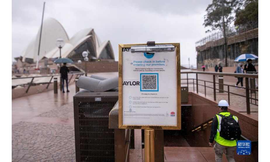 这是10月11日在澳大利亚悉尼歌剧院前拍摄的防疫追踪二维码。

　　当日，因新冠疫情实施“封城”措施的澳大利亚第一大城市悉尼进入“解封”第一阶段，餐厅、酒吧恢复堂食营业，商场、健身房、游泳池等公共设施也对完全接种疫苗的人士重新开放。

　　新华社记者 白雪飞 摄