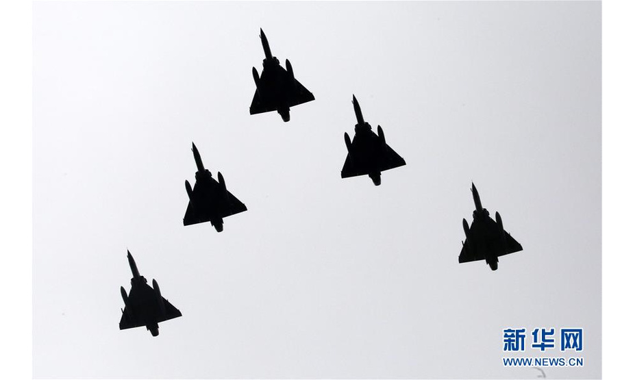 这是7月14日在法国巴黎国庆阅兵仪式上拍摄的飞机。 当日，法国在首都巴黎举行国庆阅兵仪式。 新华社发（杰克·陈摄）