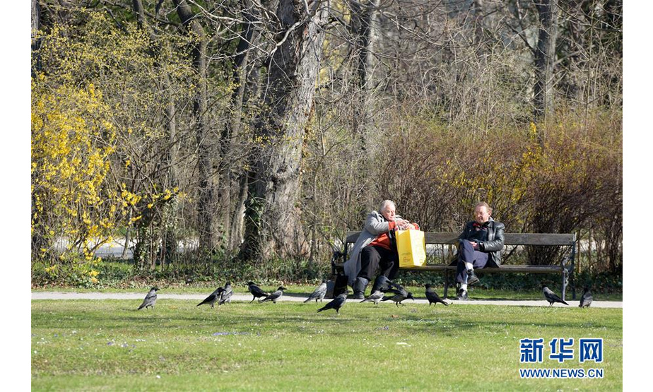 3月21日，游客在奥地利维也纳美泉宫公园休息。 当日，奥地利维也纳天气晴好。初春时节，维也纳著名景点美泉宫公园内景色美丽，引人入胜。 新华社记者郭晨摄