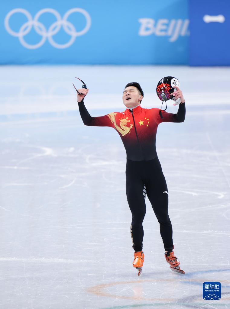 2月7日，任子威在比赛后庆祝。

　　当日，在首都体育馆举行的北京2022年冬奥会短道速滑项目男子1000米决赛中，中国选手任子威夺得冠军。

　　新华社记者 杨磊 摄