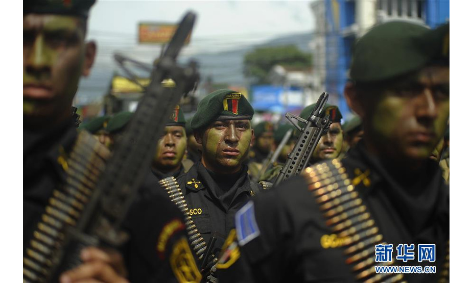 9月15日，在萨尔瓦多首都圣萨尔瓦多，士兵参加独立日庆祝活动。 萨尔瓦多15日举行活动庆祝独立日。 新华社发（亚历山大·培尼亚摄）