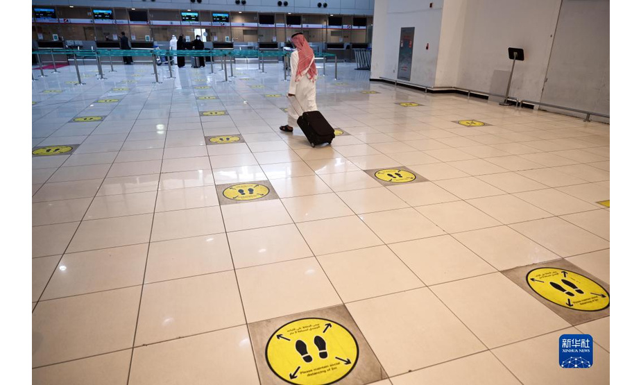 11月28日，在科威特费尔瓦尼耶省的科威特国际机场出发大厅，一名旅客准备办理登机手续。

　　科威特政府27日宣布，将暂停与南非等9个非洲国家的商业直航航班，以防范南非等国近日报告的新冠病毒新型变异毒株输入。

　　新华社发（阿萨德摄）