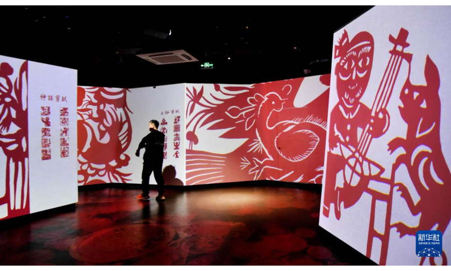 10月16日，游客在陕北民俗博物馆参观剪纸艺术。新华社记者 朱祥 摄
