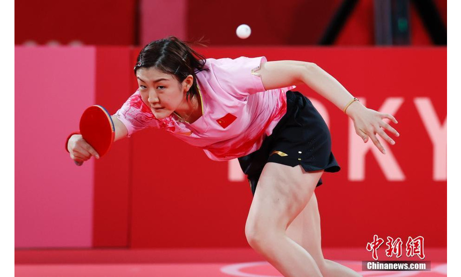 7月29日，在东京奥运会乒乓球女子单打决赛中，中国选手陈梦以4比2战胜队友孙颖莎，夺得冠军。图为陈梦在决赛中。 中新社记者 杜洋 摄