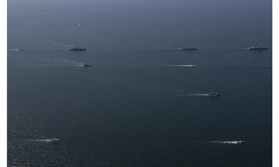 7月12日，由美国和乌克兰主导的“海上微风－2019”多国联合军演进入了最后一天。参演国家的海军舰船在海上列队组成阵型，庆祝演习的结束。