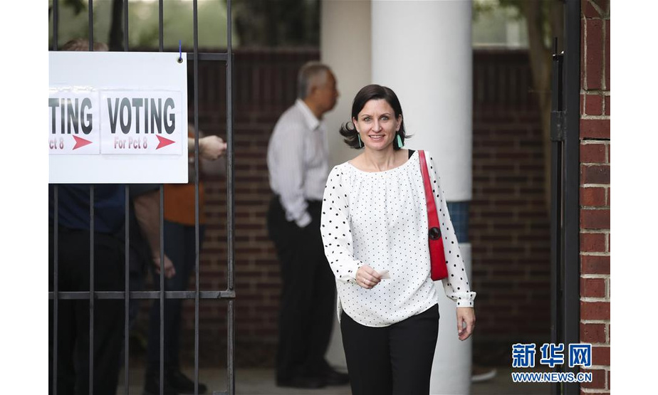 11月6日，一名选民投票后走出美国得克萨斯州休斯敦的一个投票站。美国6日举行2018年中期选举。 新华社记者 王迎 摄