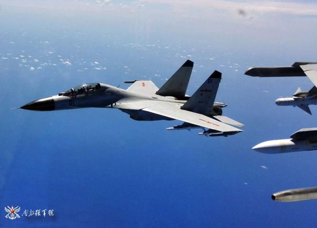 近日，“南部强军号”官方微信发布了南部战区海军航空兵歼-11战斗机部队进行训练的现场画面。（来源：南部强军号微信）