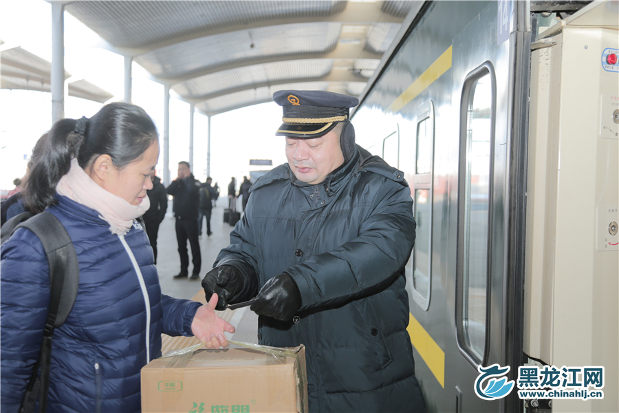 工作人员正在进行查验车票。 石启立 摄