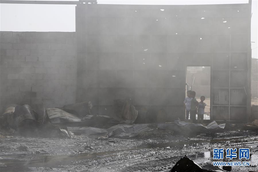 7月2月，孩子们站在也门首都萨那一处遭空袭的仓库废墟里。 据马西拉电视台1日报道，也门首都萨那当天多次遭战机空袭，胡塞武装称多国联军实施了空袭。 新华社发（穆罕默德摄）