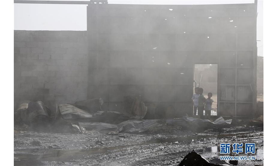 7月2月，孩子们站在也门首都萨那一处遭空袭的仓库废墟里。 据马西拉电视台1日报道，也门首都萨那当天多次遭战机空袭，胡塞武装称多国联军实施了空袭。 新华社发（穆罕默德摄）