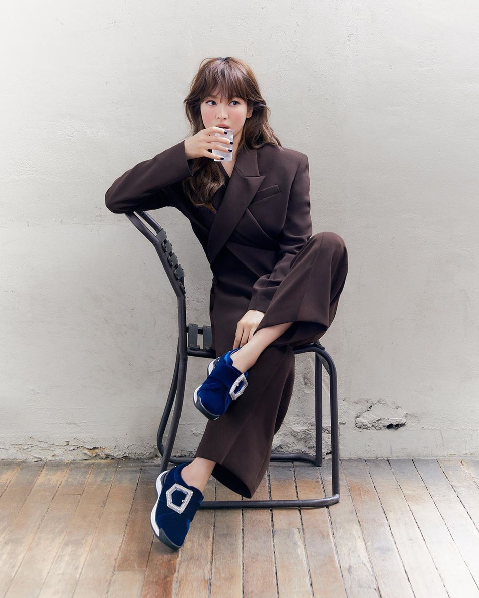 4日，宋慧乔在自己的SNS账号上公开了多组照片。照片中宋慧乔摆出各种不同的造型与姿势，迷人的闪耀容貌和高贵气质均展现出了独一无二的女神魅力。