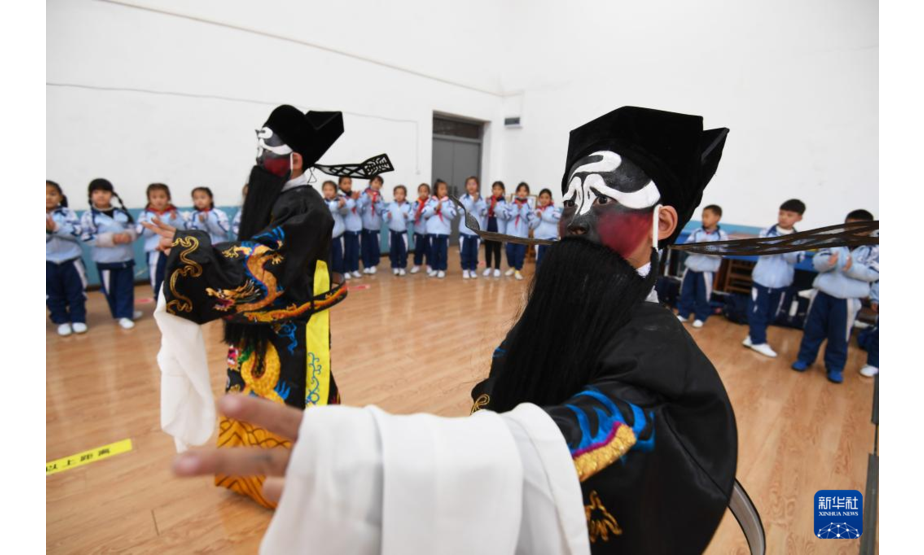 11月12日，贵阳市南明区第二实验小学的学生在特色课程班学习戏曲。新华社发（赵松摄）