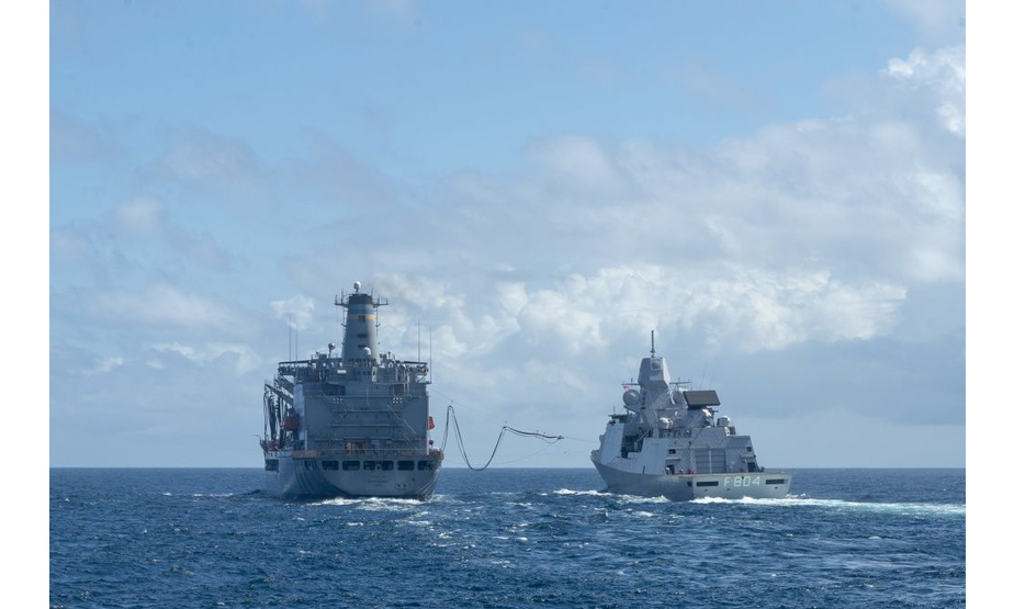 9月16日，荷兰海军“德·鲁伊特”号护卫舰（FFG-804）与美国海军“里洛易·格鲁曼”号补给舰（T-AO-195）、“维拉湾”号巡洋舰（CG-72）以及“罗斯福”号驱逐舰（DDG-80）在大西洋海域进行了联合演练。在演练期间，双方进行了海上横向补给作业。此次演练是“水面战高级战术训练”（SWATT）的一部分，参与演练的3艘美海军舰船来自“艾森豪威尔”号航母战斗群，正在大西洋海域进行一系列训练以保持战备。