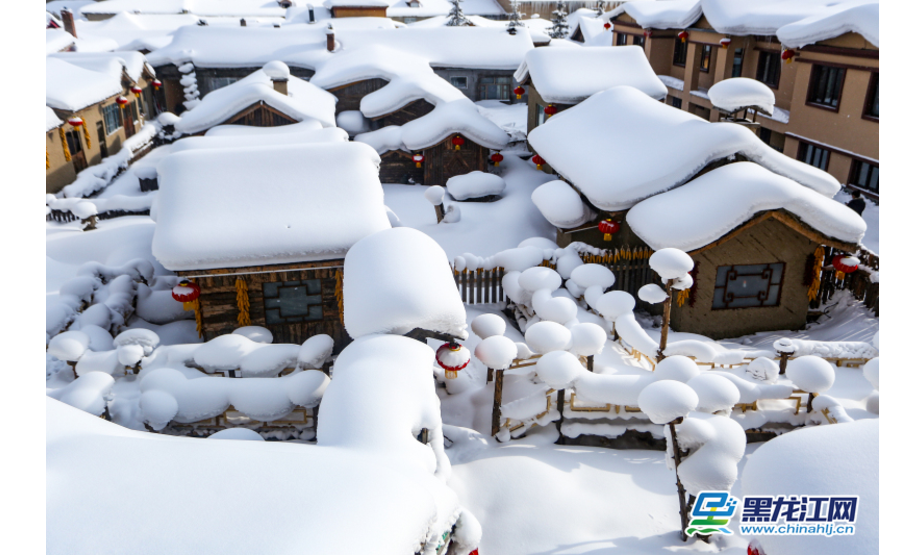 中国雪乡位于黑龙江省牡丹江市境内的大海林林业局双峰林场，受山区小气候影响，每年秋冬开始，就开始风雪涌山，这里雪质好、粘度高，积雪从房檐悬挂到地面形成了独特的“雪帘”、树挂。拥着层层叠叠的积雪，百余户的民居变成了独具特色的“雪屋”，千姿百态，仿佛是天上的朵朵白云飘落。 王铁男 摄