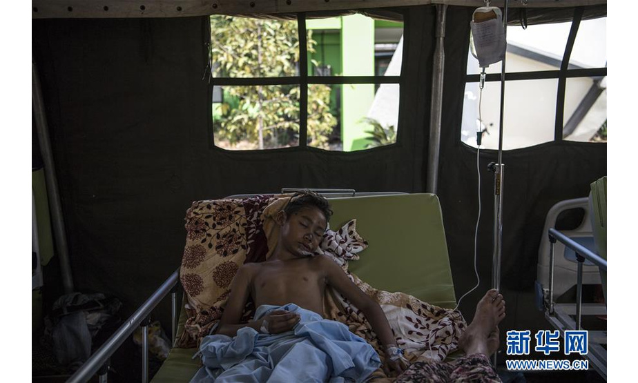 8月8日，在印度尼西亚龙目岛地震灾区，因医院倒塌，灾民在帐篷内接受治疗。新华社记者吕小炜摄