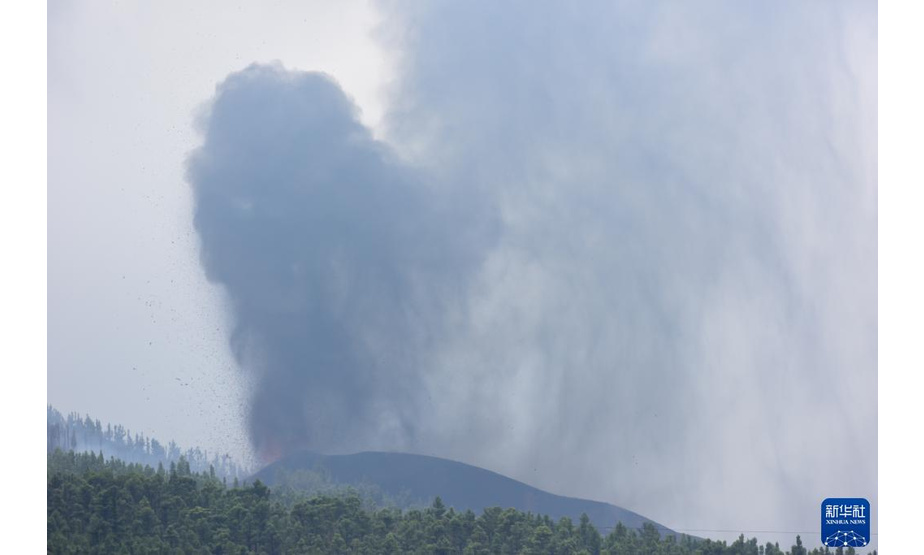 9月21日，西班牙加那利群岛拉帕尔马岛的老昆布雷火山浓烟滚滚。

　　由于老昆布雷火山喷发，目前当地约有6000名居民从家中撤离。

　　新华社发（古斯塔沃·巴连特摄）