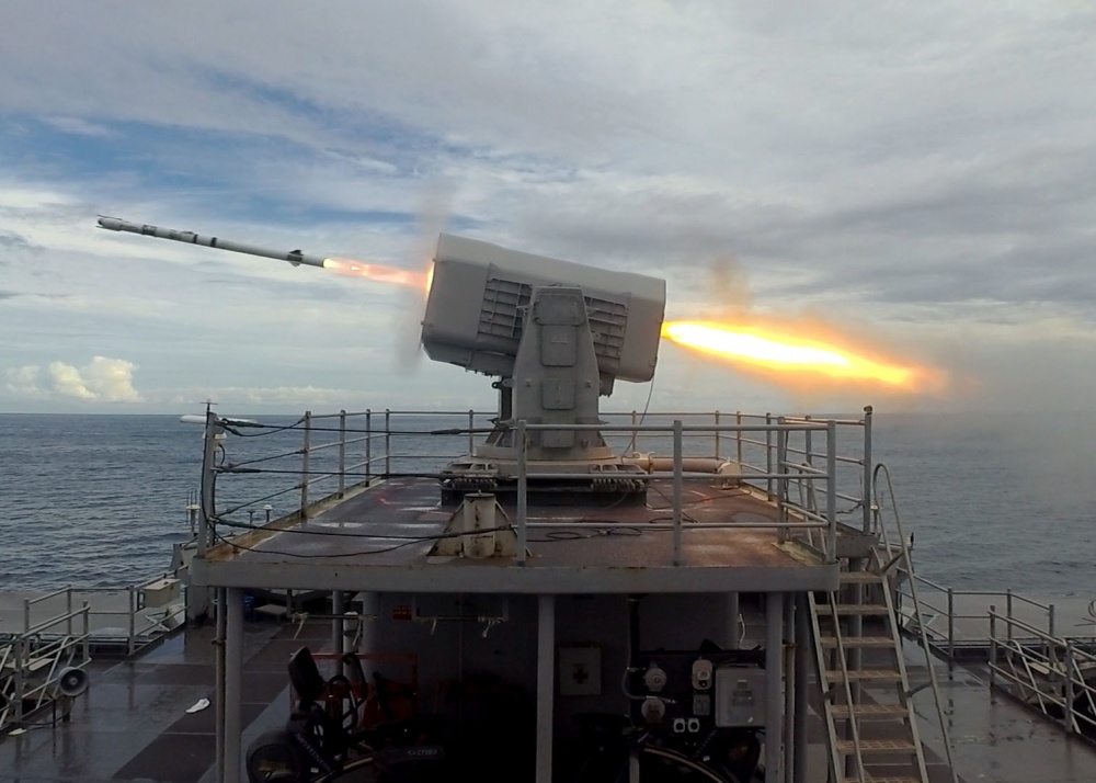 近日，美国海军“巴丹”号两栖攻击舰 “纽约”号两栖船坞运输舰以及“橡树山”号船坞登陆舰在大西洋海域进行了“水面战高级战术训练”。