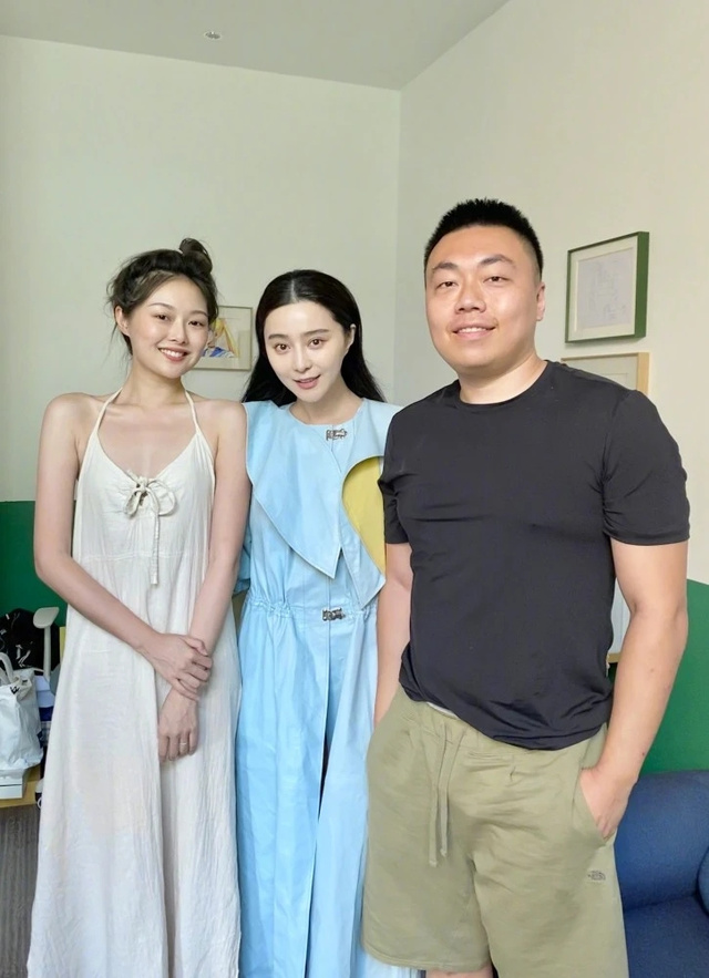 范冰冰与网红晚晚同框 纯素颜皮肤白皙曝光真实颜值 - 黑龙江网