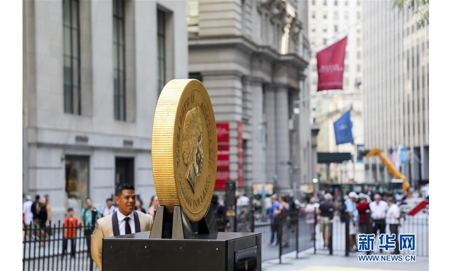 7月16日，超大金币在美国纽约证券交易所前展示。 当天，一枚重达一吨的金币在纽约展出，以庆祝一家澳大利亚黄金交易所的基金在纽约证券交易所上市。这枚金币由99.99%纯金铸造，直径约80厘米，厚度超过12厘米。 新华社记者 王迎 摄