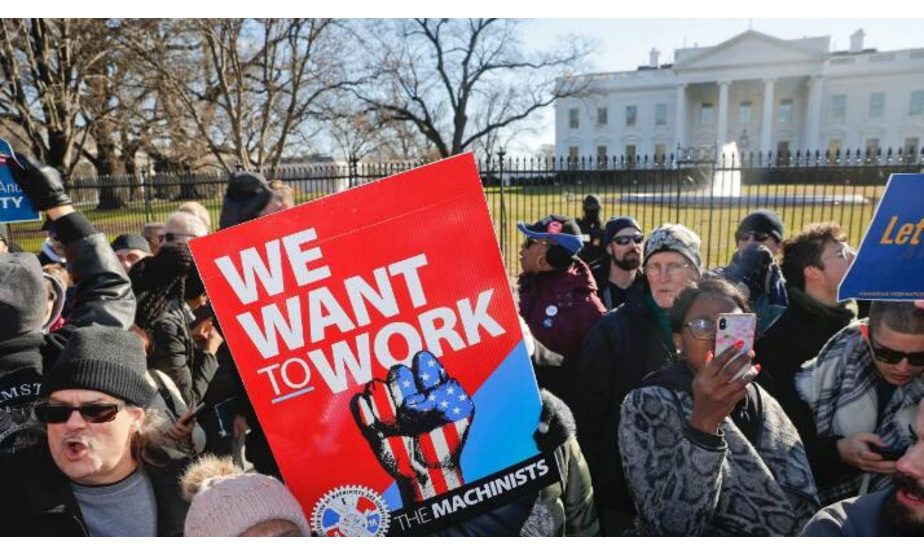 联邦雇员高举“结束关门”“我们要工作”“我们要报酬”等标语，抗议联邦政府停摆。（图源：美联社）