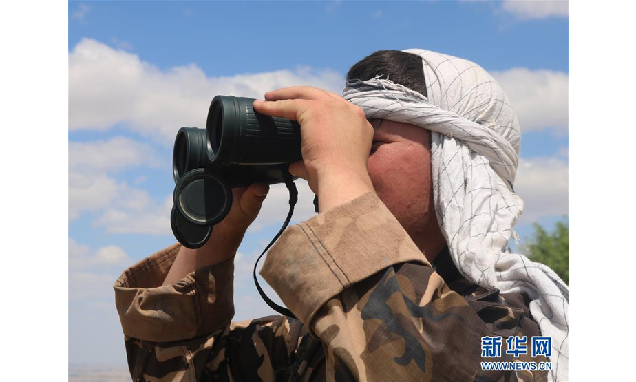 6月11日，在阿富汗北部萨尔普勒省，阿富汗安全部队士兵正在参与清剿行动。 阿富汗北部萨尔普勒省省长阿卜杜勒·卡德尔·阿什纳11日说，阿安全部队当天在该省开展针对塔利班武装分子的清剿行动，共击毙包括塔利班“红队”头目阿卜杜勒·巴希尔在内的16名武装分子。 新华社发（穆罕默德·詹·阿里亚 摄）