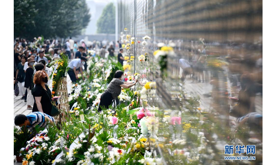 7月28日，市民在唐山地震遗址纪念公园的纪念墙前献花。

　　当日是唐山大地震45周年。连日来，许多市民来到唐山地震遗址纪念公园，在纪念墙前献上鲜花，缅怀地震罹难者。

　　新华社记者 牟宇 摄