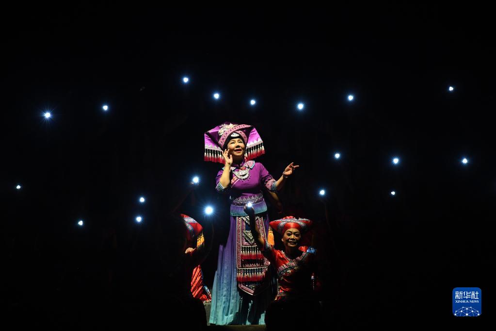 12月4日，演员在《十二天籁壮族嘹歌》晚会上唱嘹歌。

当日，《十二天籁壮族嘹歌》晚会在南宁市广西文化艺术中心举行。壮族嘹歌是国家级非物质文化遗产，演出以传统原生态嘹歌为基础，再现了生活如歌、嘹歌如魂的现实场景。

新华社记者周华摄