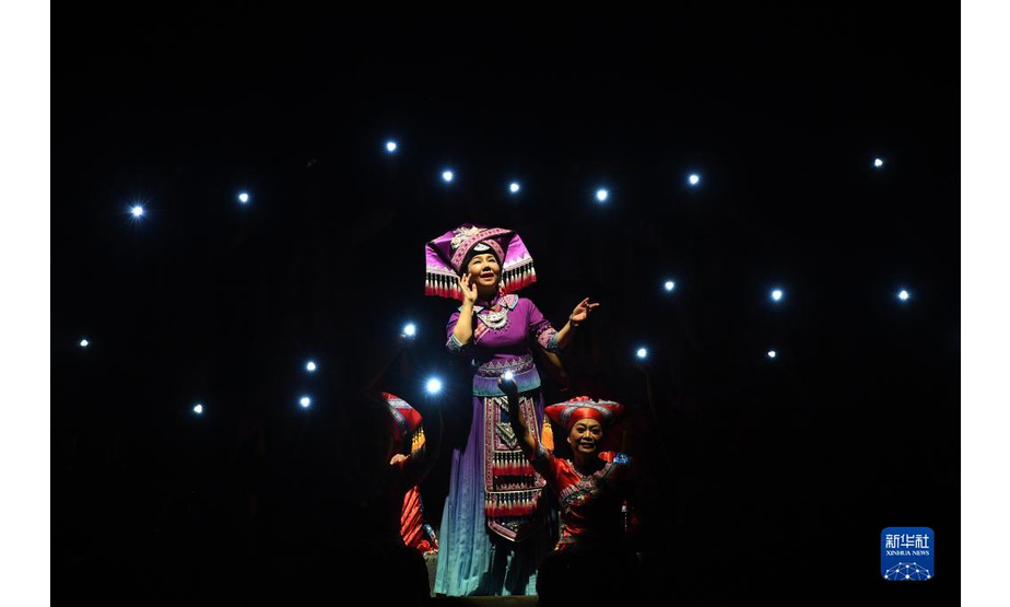 12月4日，演员在《十二天籁壮族嘹歌》晚会上唱嘹歌。

当日，《十二天籁壮族嘹歌》晚会在南宁市广西文化艺术中心举行。壮族嘹歌是国家级非物质文化遗产，演出以传统原生态嘹歌为基础，再现了生活如歌、嘹歌如魂的现实场景。

新华社记者周华摄