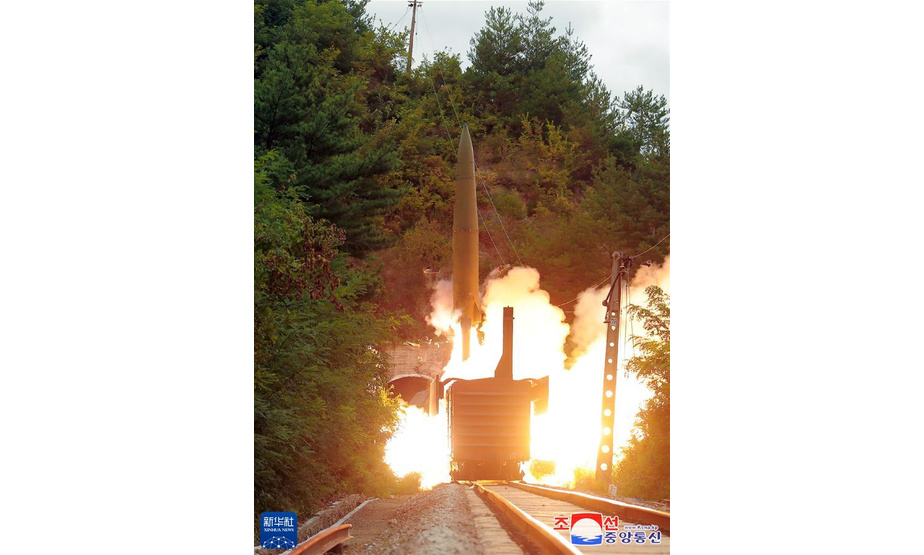 这张朝中社9月16日提供的图片显示的是朝鲜军方15日举行的铁路机动导弹试射现场。 据朝中社16日报道，朝鲜军方15日成功试射铁路机动导弹，精准打击了设在东部海域800公里水域的目标。 新华社/朝中社