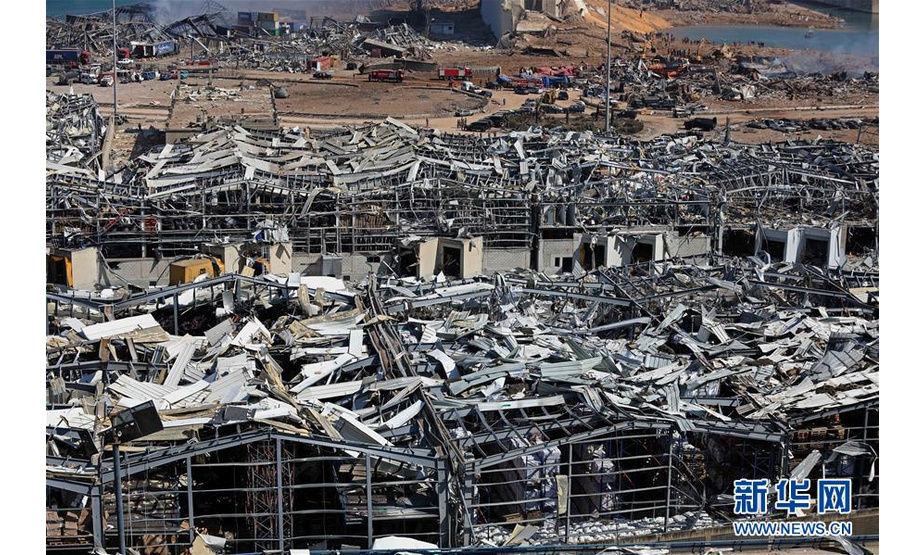 这是8月5日在黎巴嫩首都贝鲁特拍摄的爆炸过后的港口区景象。 黎巴嫩首都贝鲁特港口区4日傍晚发生剧烈爆炸。截至5日晨，爆炸已造成至少100人死亡，另有4000多人受伤。 新华社发（比拉尔·贾维希摄）