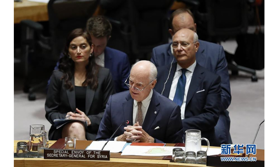 9月18日，在位于纽约的联合国总部，联合国叙利亚问题特使德米斯图拉（前）在安理会叙利亚政治和人道局势公开会上发言。 新华社记者 李木子 摄
