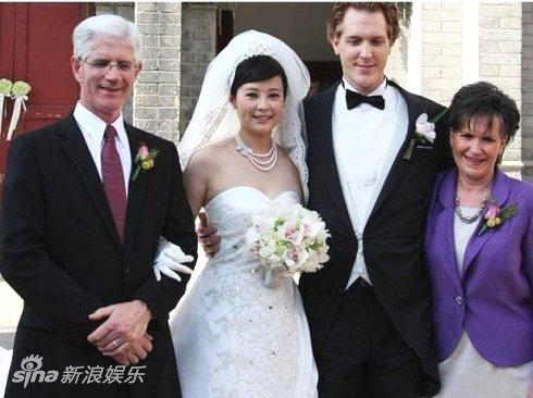 2011年7月，袁立与相识四个月的加拿大男友结婚，引发外界关注。