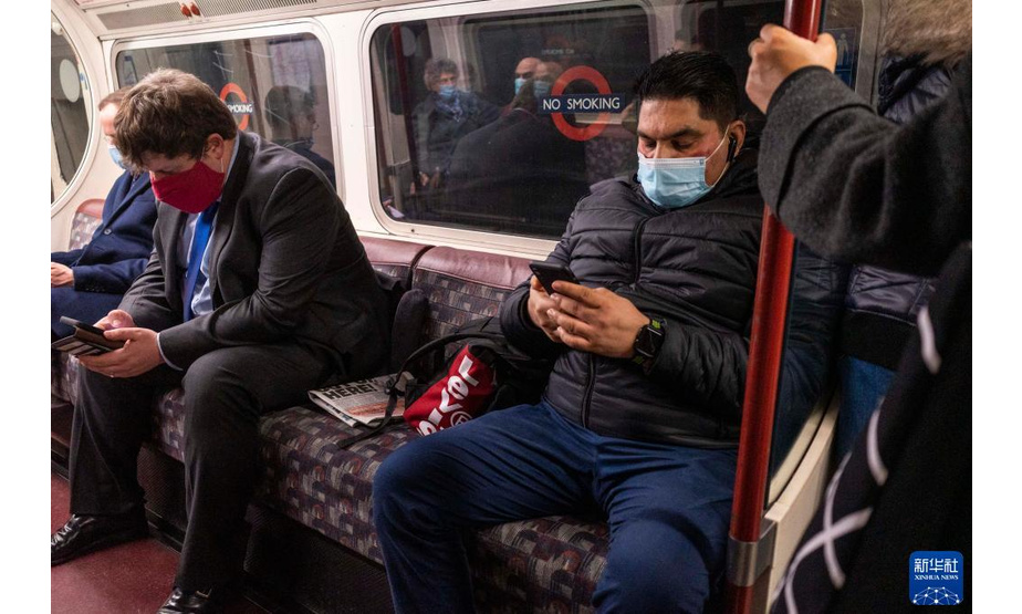 11月9日，人们在英国伦敦佩戴口罩搭乘地铁。

　　英国政府9日公布的新冠疫情数据显示，英国当日新增确诊病例33117例。

　　新华社发（史蒂芬·程摄）