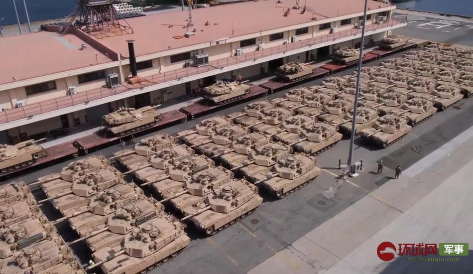 
在码头上60余辆M112“艾布拉姆斯”主战坦克从运输船上开下，等待装车转运到驻韩美军基地。
