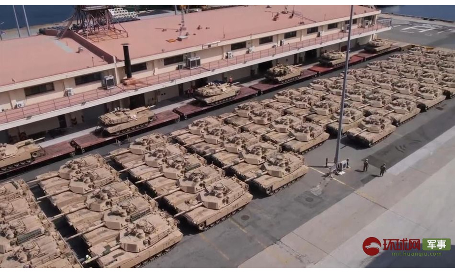 
在码头上60余辆M112“艾布拉姆斯”主战坦克从运输船上开下，等待装车转运到驻韩美军基地。