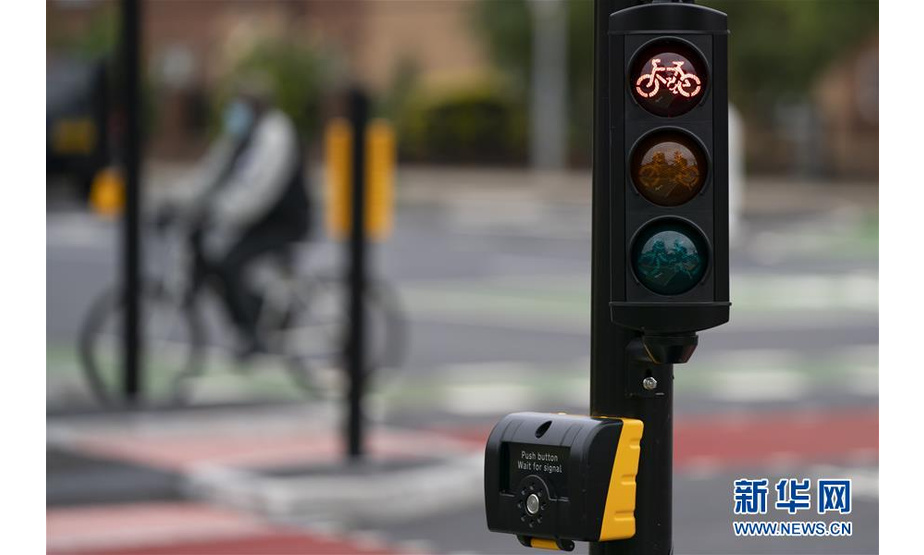 这是7月9日在英国曼彻斯特拍摄的自行车专用信号灯。新华社发（乔恩·休珀摄）
