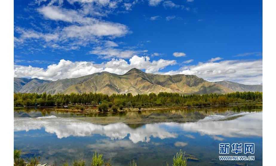 9月14日拍摄的金色池塘生态景区一景。 初秋时节，西藏拉萨市达孜区塔杰乡巴嘎雪村金色池塘生态景区景色怡人。 新华社记者 张汝锋 摄