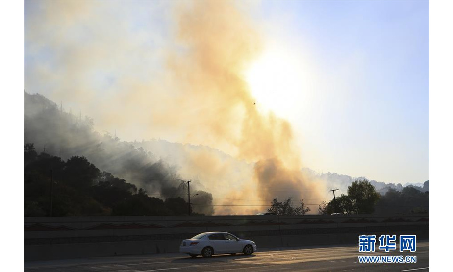 10月12日，在美国加利福尼亚州西尔马，山火燃烧冒出浓烟。新华社记者 李颖 摄