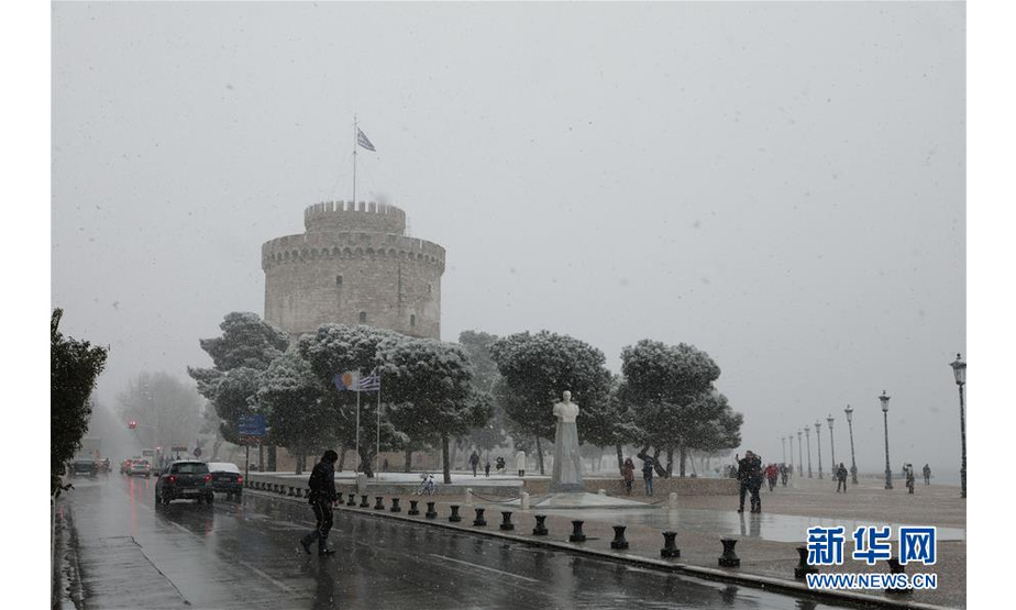 1月4日，希腊塞萨洛尼基街头大雪纷飞。 希腊消防部门6日表示，寒流带来的恶劣天气在希腊已造成3人死亡。新年伊始，寒流给希腊全国大部地区带来大风、降温和雨雪天气，中部和北部地区气温降至零度以下并出现强降雪天气，造成部分地区道路封闭、大面积航班延误及轮渡停运。 新华社发（莱夫特里斯·帕察里斯 摄）