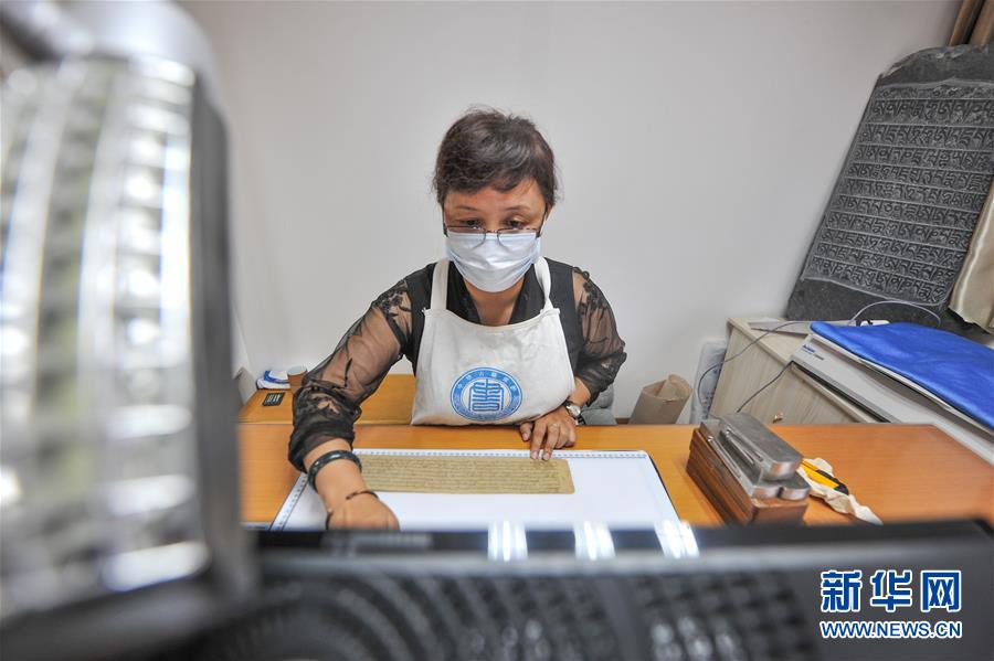 在西藏自治区古籍保护中心，工作人员将修复好的珍贵藏文濒危古籍文献登记录入数据库（9月12日摄）。新华社记者 晋美多吉 摄

