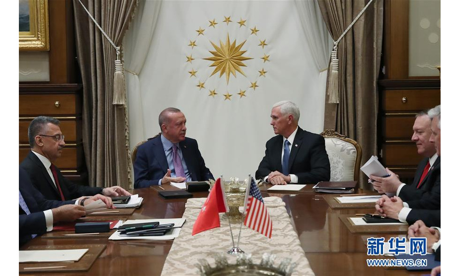 10月17日，在土耳其首都安卡拉，土耳其总统埃尔多安（后左）与到访的美国副总统彭斯（后右）举行会晤。新华社发（穆斯塔法·卡亚摄）