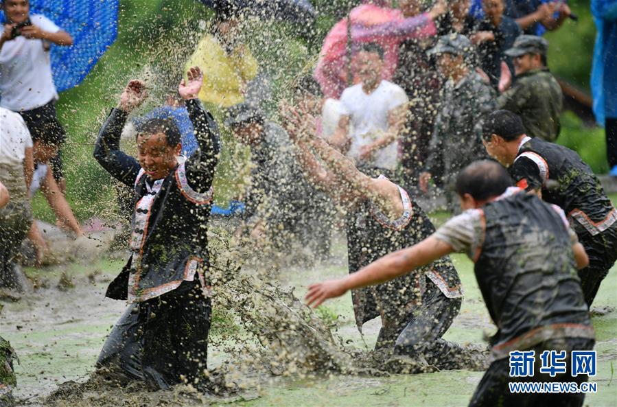 6月16日，人们在花垣县十八洞村田间打水仗。