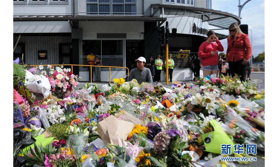 3月16日，在新西兰克赖斯特彻奇，人们悼念枪击案遇难者。 新西兰南岛克赖斯特彻奇市15日发生枪击案，枪手向当地两座清真寺开枪，造成49人死亡、40余人入院接受治疗。 新华社记者 卢怀谦摄