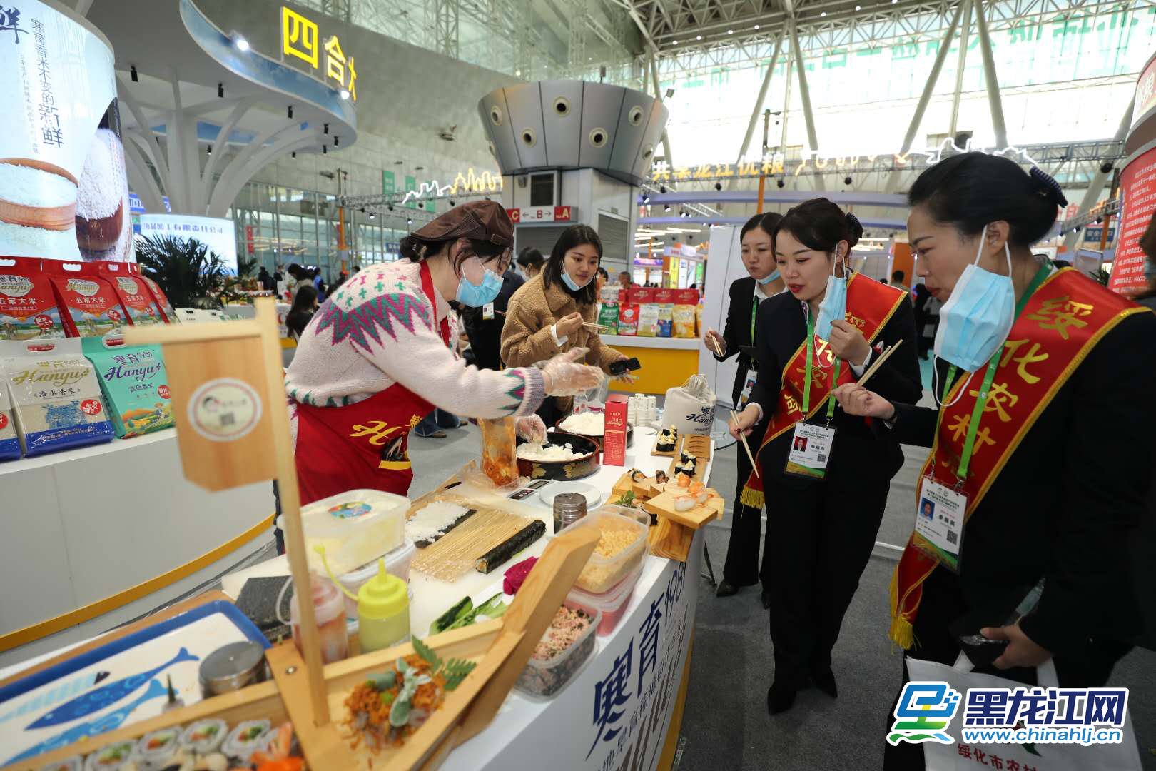 黑龙江网10月18日讯（记者 白林鹤）今日，第八届黑龙江绿色食品产业博览会和第三届中国·黑龙江国际大米节开幕。琳琅满目的绿色产品不仅让消费者眼前一亮，也让大家有了集中品尝龙江味道的机会。图为香米客商品鉴区。