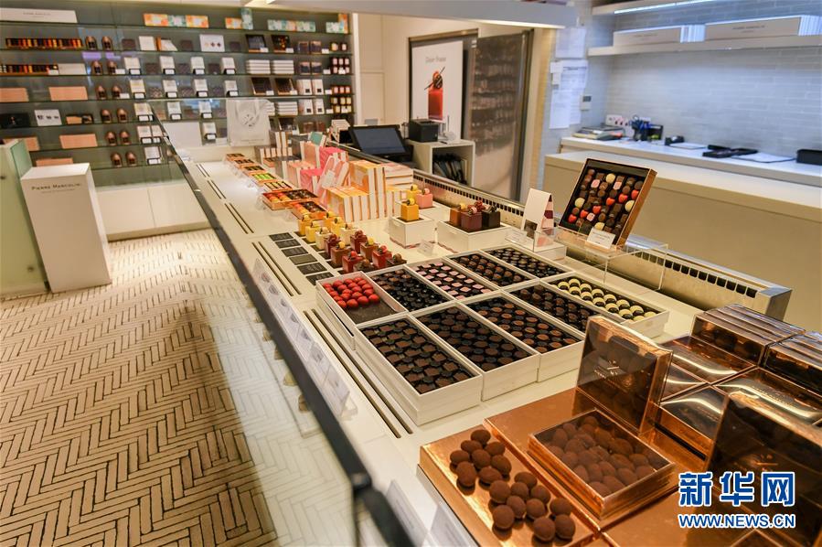 这是9月5日在比利时布鲁塞尔一家商店拍摄的巧克力甜品。 巧克力是比利时最具代表性的甜品，与钻石和啤酒并称比利时三大“国宝”。比利时巧克力拥有细腻的结构、高可可含量、美妙的口感和极富创意的造型，这份浓情蜜意从比利时出口至世界各地，受到全世界消费者的喜爱。 新华社发（里卡多·帕雷贾尼 摄）