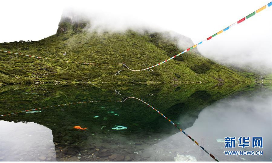 位于西藏日喀则市吉隆县吉隆镇的朗吉错湖（8月20日摄）。 朗吉错湖位于西藏日喀则市吉隆县吉隆镇，四周山峰秀丽雄伟，瀑布跌宕多姿，云雾变幻莫测，气候凉爽宜人，湖面清晰的映像与群山构成了大自然的美丽画卷。 新华社记者 觉果 摄