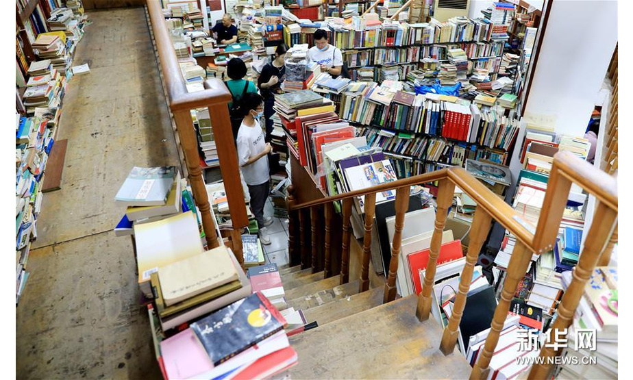 复旦旧书店内能利用的空间都摆着各种书籍（7月13日摄）。 新华社记者 方喆 摄