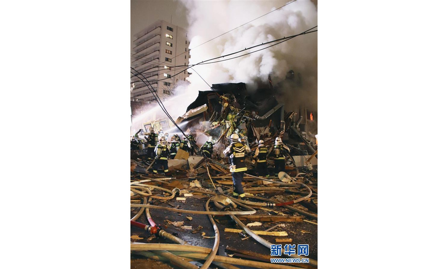 12月16日，消防队员在日本北海道札幌发生爆炸的居酒屋现场救火。据日本媒体报道，当地时间16日晚8时30分左右，日本北海道札幌市区内一居酒屋发生爆炸，造成至少40人受伤。新华社/共同社