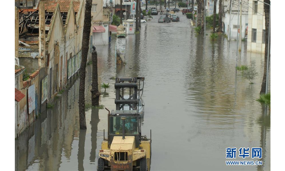 10月18日，在突尼斯首都突尼斯市，暴雨造成道路积水。 突尼斯内政部18日发布声明说，突尼斯全国大部分地区17日晚出现强降雨，截至目前，共有5人在暴雨引发的各种事故中死亡，另有2人失踪。 新华社发（阿代尔 摄）